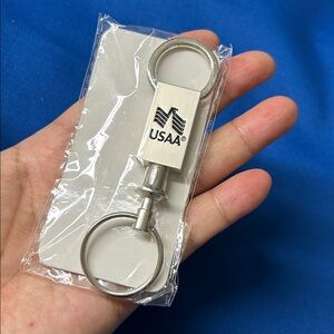 🖤NIB🔺USAA keychain